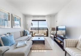 Top Floor 2 bed Apartment with Ocean View