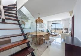 Top Floor 2 bed Apartment with Ocean View