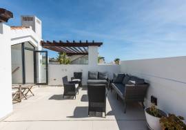 Top Floor 2 bed Apartment with Ocean View