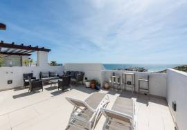 Top Floor 2 bed Apartment with Ocean View