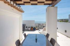 Top Floor 2 bed Apartment with Ocean View