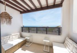 Top Floor 2 bed Apartment with Ocean View
