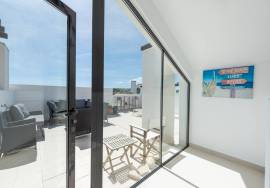 Top Floor 2 bed Apartment with Ocean View