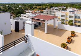 Tavira 2 bed top floor apartment with private rooftop terrace & parking