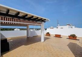 Tavira 2 bed top floor apartment with private rooftop terrace & parking