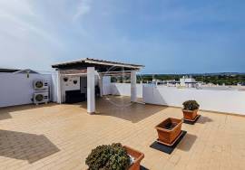 Tavira 2 bed top floor apartment with private rooftop terrace & parking