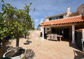 ALBUFEIRA - ELEGANT 3 BED TOWHOUSE INCLUDING A SEPARATE APARTMENT - COMMUNAL SWIMMING POOL