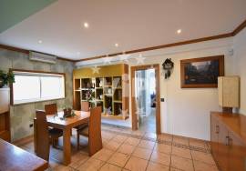 ALBUFEIRA - ELEGANT 3 BED TOWHOUSE INCLUDING A SEPARATE APARTMENT - COMMUNAL SWIMMING POOL