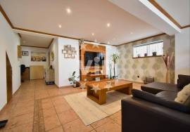 ALBUFEIRA - ELEGANT 3 BED TOWHOUSE INCLUDING A SEPARATE APARTMENT - COMMUNAL SWIMMING POOL
