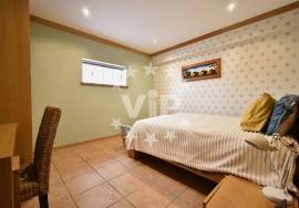 ALBUFEIRA - ELEGANT 3 BED TOWHOUSE INCLUDING A SEPARATE APARTMENT - COMMUNAL SWIMMING POOL