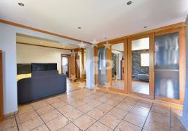 ALBUFEIRA - ELEGANT 3 BED TOWHOUSE INCLUDING A SEPARATE APARTMENT - COMMUNAL SWIMMING POOL