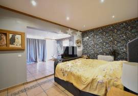 ALBUFEIRA - ELEGANT 3 BED TOWHOUSE INCLUDING A SEPARATE APARTMENT - COMMUNAL SWIMMING POOL