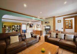 ALBUFEIRA - ELEGANT 3 BED TOWHOUSE INCLUDING A SEPARATE APARTMENT - COMMUNAL SWIMMING POOL