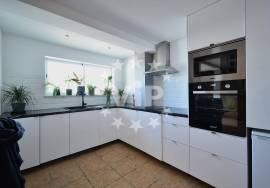 ALBUFEIRA - ELEGANT 3 BED TOWHOUSE INCLUDING A SEPARATE APARTMENT - COMMUNAL SWIMMING POOL