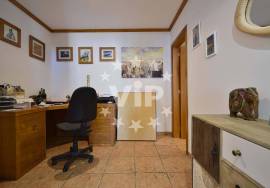 ALBUFEIRA - ELEGANT 3 BED TOWHOUSE INCLUDING A SEPARATE APARTMENT - COMMUNAL SWIMMING POOL
