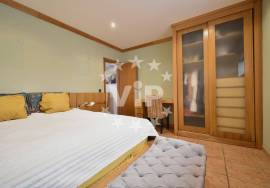 ALBUFEIRA - ELEGANT 3 BED TOWHOUSE INCLUDING A SEPARATE APARTMENT - COMMUNAL SWIMMING POOL