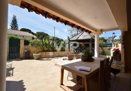 ALBUFEIRA - ELEGANT 3 BED TOWHOUSE INCLUDING A SEPARATE APARTMENT - COMMUNAL SWIMMING POOL