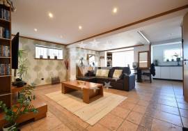ALBUFEIRA - ELEGANT 3 BED TOWHOUSE INCLUDING A SEPARATE APARTMENT - COMMUNAL SWIMMING POOL