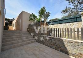 ALBUFEIRA - ELEGANT 3 BED TOWHOUSE INCLUDING A SEPARATE APARTMENT - COMMUNAL SWIMMING POOL