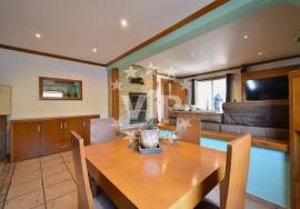 ALBUFEIRA - ELEGANT 3 BED TOWHOUSE INCLUDING A SEPARATE APARTMENT - COMMUNAL SWIMMING POOL