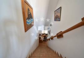 ALBUFEIRA - ELEGANT 3 BED TOWHOUSE INCLUDING A SEPARATE APARTMENT - COMMUNAL SWIMMING POOL