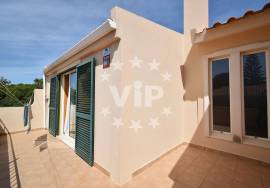 ALBUFEIRA - ELEGANT 3 BED TOWHOUSE INCLUDING A SEPARATE APARTMENT - COMMUNAL SWIMMING POOL