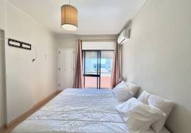 Quarteira Investment Apartment – Refurbished 2-Bedroom with Sea Views, Garage and Roof Terrace