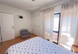 Quarteira Investment Apartment – Refurbished 2-Bedroom with Sea Views, Garage and Roof Terrace
