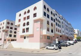 Quarteira Investment Apartment – Refurbished 2-Bedroom with Sea Views, Garage and Roof Terrace