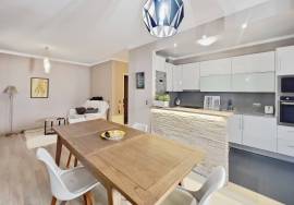 Quarteira Investment Apartment – Refurbished 2-Bedroom with Sea Views, Garage and Roof Terrace