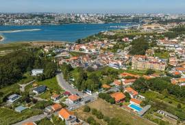 1+1 Bedroom Apartment in Canidelo: Stunning Views and Proximity to the Beach