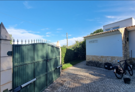 Algarve Refuge: 3 Bedroom Villa with Land and Pool in Boliqueime