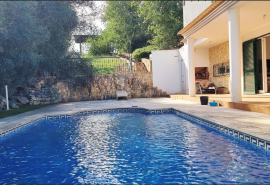 Algarve Refuge: 3 Bedroom Villa with Land and Pool in Boliqueime