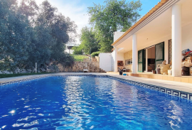 Algarve Refuge: 3 Bedroom Villa with Land and Pool in Boliqueime