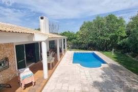 Algarve Refuge: 3 Bedroom Villa with Land and Pool in Boliqueime