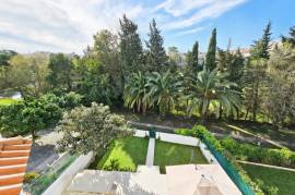Modern, spacious T5 condominium with two pools & more