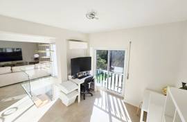 Modern, spacious T5 condominium with two pools & more