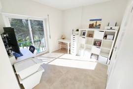 Modern, spacious T5 condominium with two pools & more