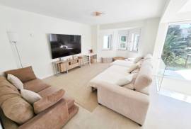 Modern, spacious T5 condominium with two pools & more