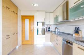 Top-Floor 3-Bedroom Apartment with Panoramic Views | Near Vilamoura* Top-Floor 3-Bedroom Apartment with Panoramic Views | Near Vilamoura*