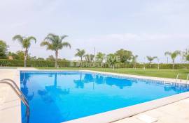 Top-Floor 3-Bedroom Apartment with Panoramic Views | Near Vilamoura* Top-Floor 3-Bedroom Apartment with Panoramic Views | Near Vilamoura*