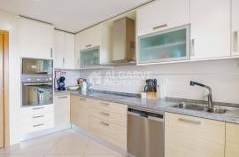 Top-Floor 3-Bedroom Apartment with Panoramic Views | Near Vilamoura* Top-Floor 3-Bedroom Apartment with Panoramic Views | Near Vilamoura*