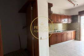 Bright 2 bedroom apartment with sea and mountain views