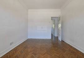 2 Bedroom Apartment | For remodeling | Alvalade