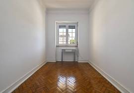 2 Bedroom Apartment | For remodeling | Alvalade