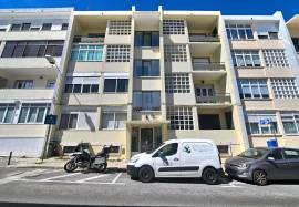 2 Bedroom Apartment | For remodeling | Alvalade