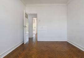 2 Bedroom Apartment | For remodeling | Alvalade