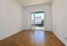 2 Bedroom Apartment | For remodeling | Alvalade