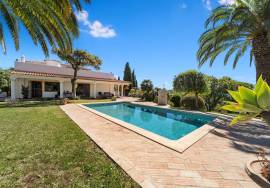 Santa Bárbara de Nexe – south-facing 4-bedroom villa with ocean views