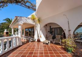 Santa Bárbara de Nexe – south-facing 4-bedroom villa with ocean views